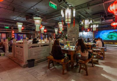 打卡網(wǎng)紅城市重慶，少不了吃一頓朝天門火鍋！