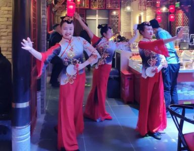 朝天門火鍋的裝修是統(tǒng)一的風(fēng)格和模板嗎？