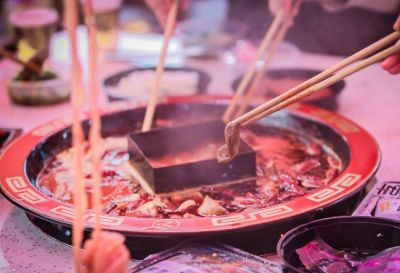 號(hào)稱來(lái)重慶必吃的地標(biāo)火鍋，朝天門(mén)讓你不留遺憾！