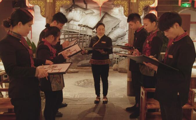 想提高火鍋加盟店利潤(rùn)，得從培養(yǎng)服務(wù)員開(kāi)始