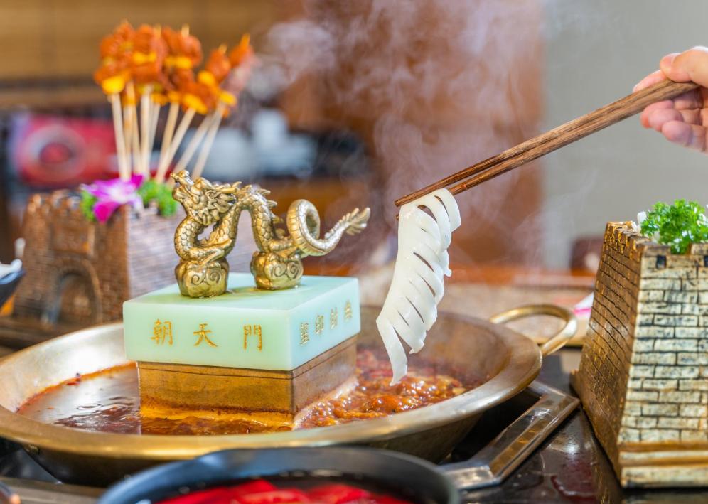 朝天門火鍋人氣如何？排隊(duì)場面堪比“春運(yùn)”！