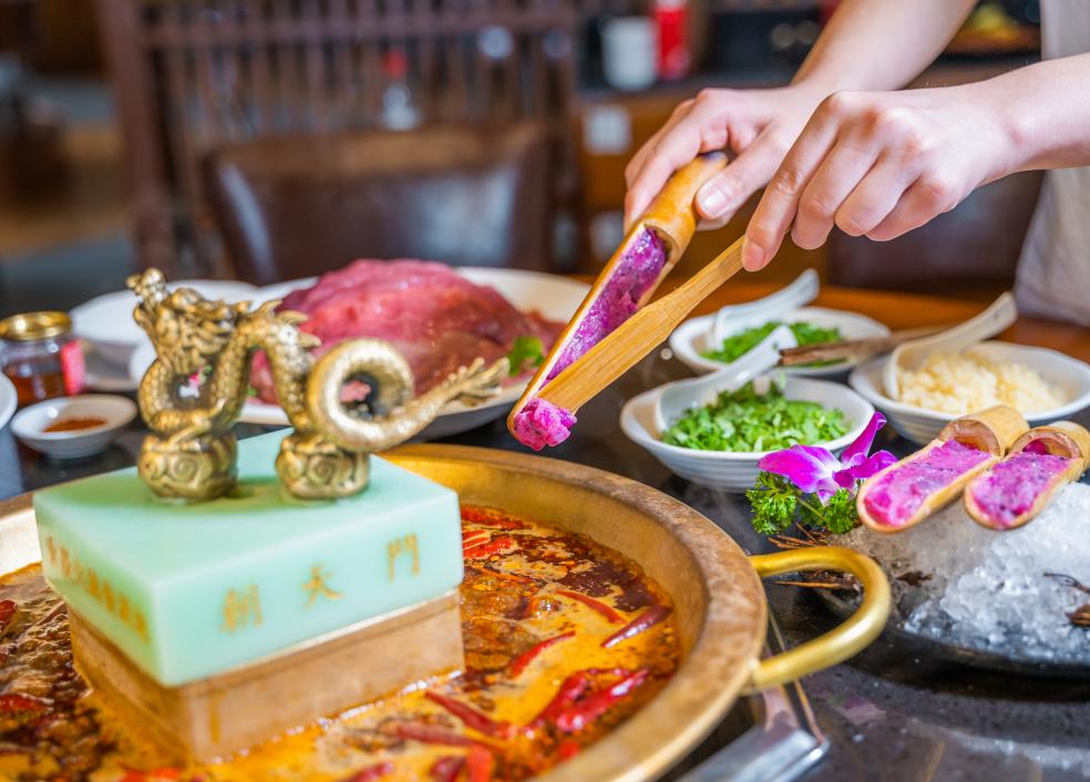 重慶哪家火鍋好吃？來(lái)嘗嘗百味一鍋的朝天門(mén)！
