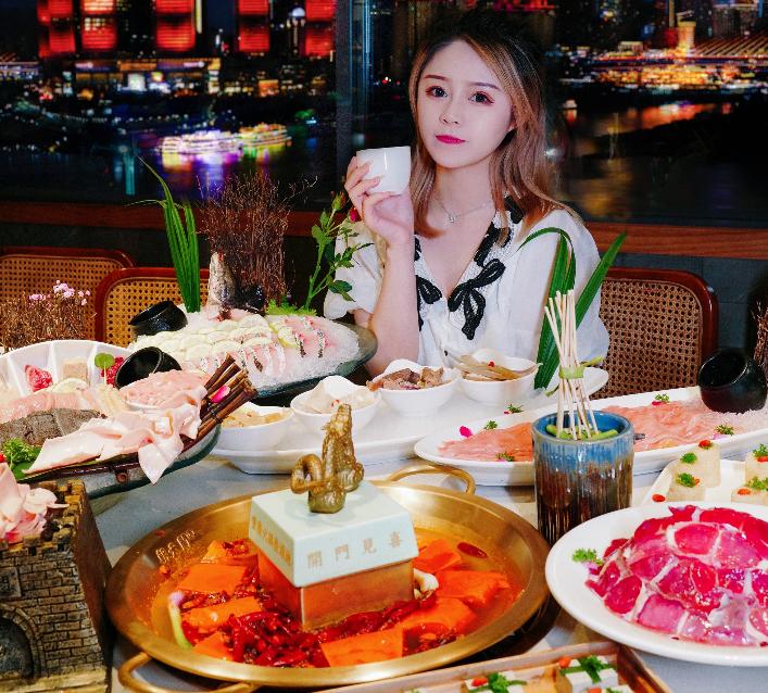 重慶餐飲加盟什么項(xiàng)目啟動(dòng)難度?。? /> 
</p>
<p>
	首先：集中配送，統(tǒng)一標(biāo)準(zhǔn)
</p>
<p>
	一直以來，連鎖火鍋加盟憑借快速復(fù)制、標(biāo)準(zhǔn)統(tǒng)一的特色，與其他餐飲形成了鮮明的對比，產(chǎn)業(yè)優(yōu)勢也日益凸顯。傳統(tǒng)的餐飲需要一位大廚，并且很難做好味道的把控，今天可能咸一點(diǎn)，明天口味可能淡一點(diǎn)，味道隨時(shí)發(fā)生變動(dòng)。而火鍋所有核心原料（底料、香油、特色化產(chǎn)品）皆是按照統(tǒng)一標(biāo)準(zhǔn)生產(chǎn)，集中配送，能有效減少口感差異，保持味道恒定不變。
</p>
<p>
	其次：出品模板化，工序簡單
</p>
<p>
	要想<a href=