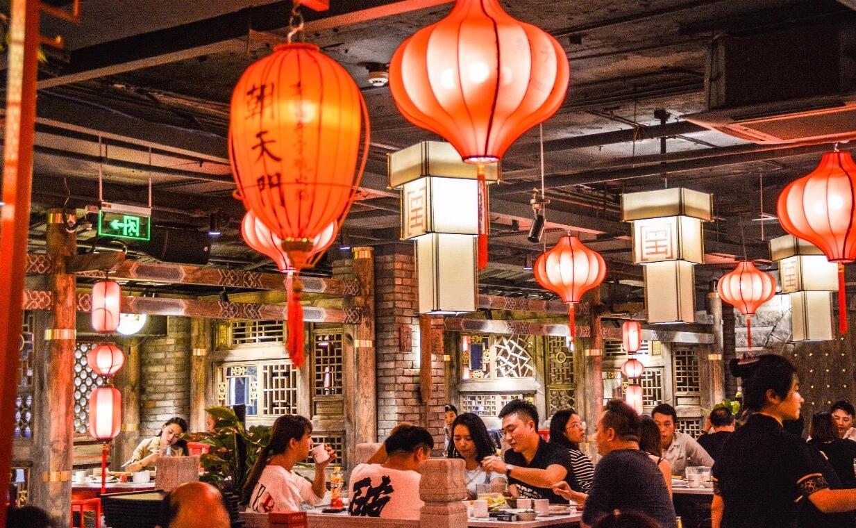 疫情下餐飲店火爆排隊(duì)，經(jīng)營(yíng)秘訣是什么？