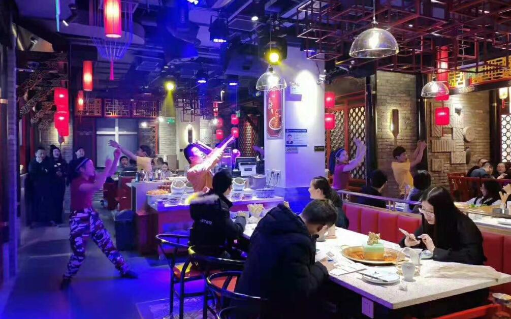 一年四季都排隊(duì)的火鍋店，到底有什么技巧？