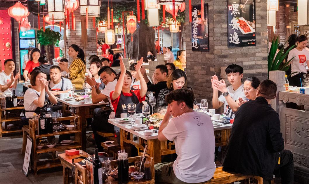 年輕人開始反向消費(fèi)，餐飲業(yè)應(yīng)該如何應(yīng)對？