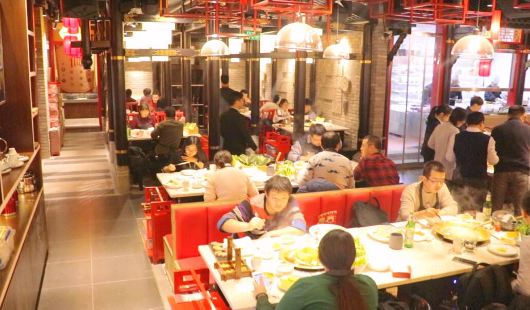 招5個(gè)服務(wù)員，可以開一家重慶火鍋店？